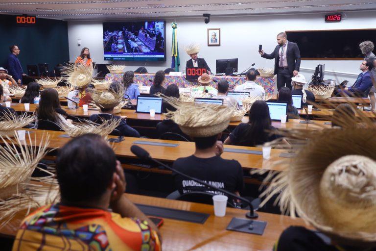 Necessidade de incentivo e modernização do movimento junino brasileiro.