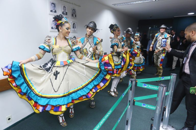 Necessidade de incentivo e modernização do movimento junino brasileiro.