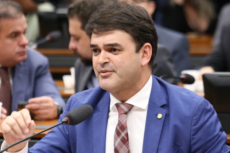 Deputado Rubens Pereira Júnior fala ao microfone