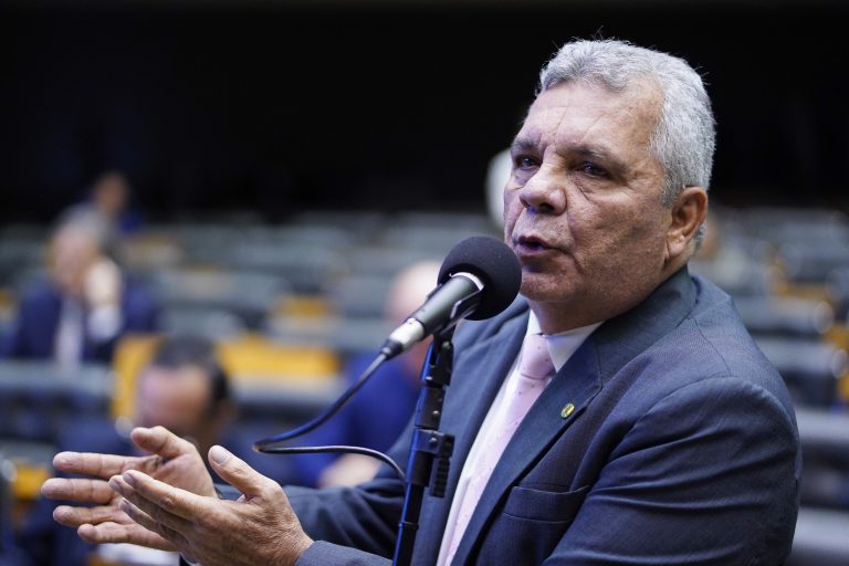 Deputado Alberto Fraga fala ao microfone