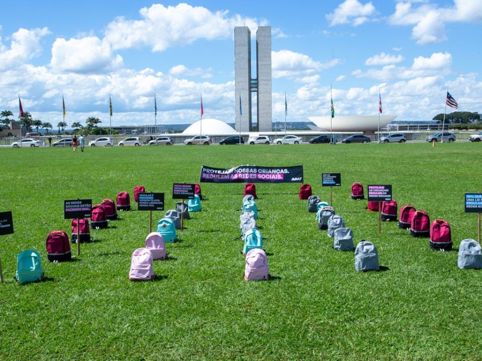 Mochilas em frente ao Congresso para homenagear vítimas que morreram em massacres escolares