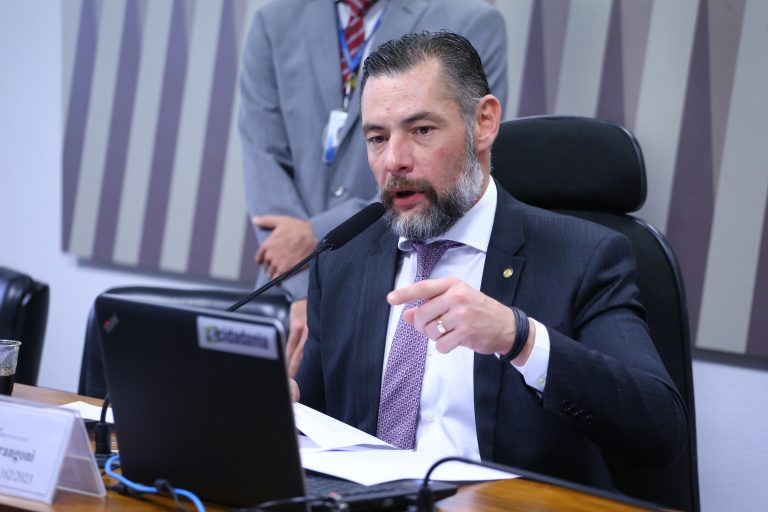 Deputado Marangoni fala ao microfone