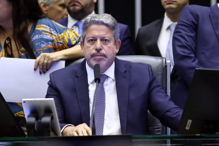 Lira preside a sessão do Plenário