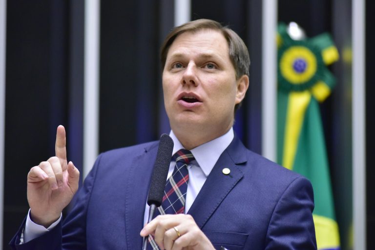 Deputado Lucas Redecker fala ao microfone