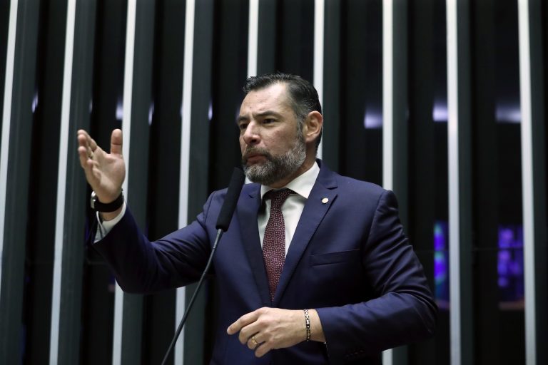 Deputado Marangoni fala ao microfone