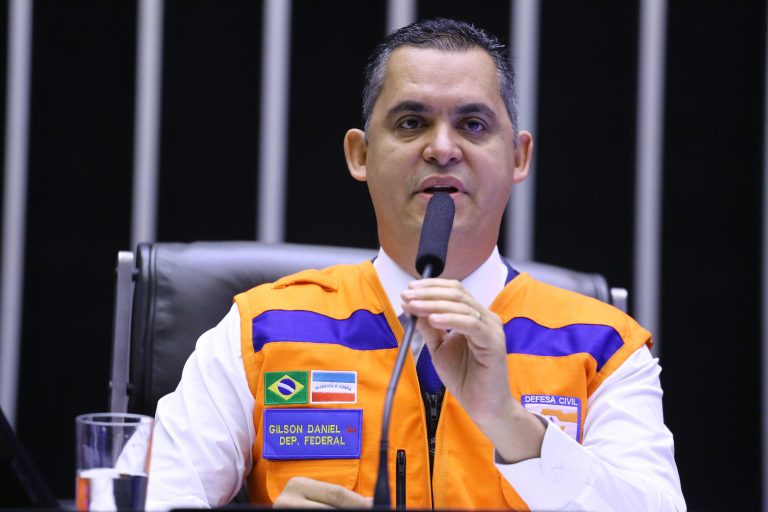 Deputado Gilson Daniel fala ao microfone