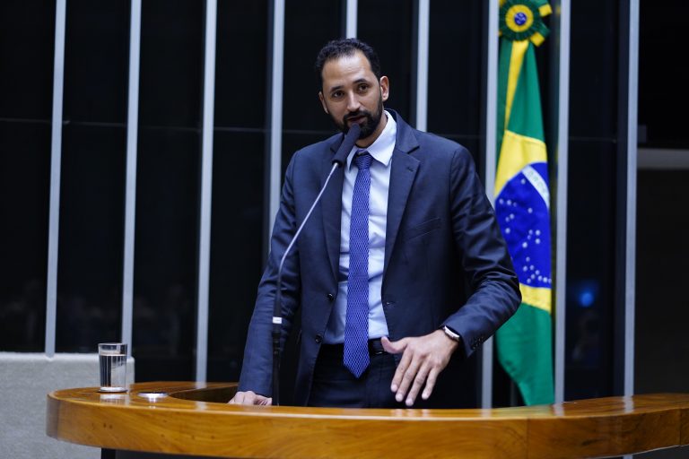 Deputado Mauricio do Vôlei (PL-MG) no Plenário da Câmara dos Deputados