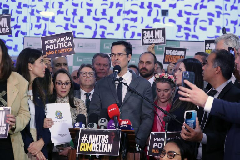 Deputado Deltan Dallagnol fala ao microfone