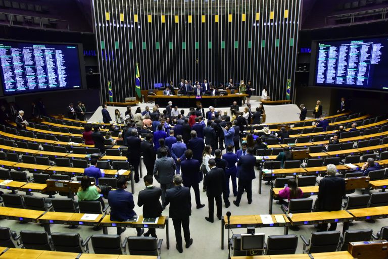 Deputados em pé no Plenário da Câmara estão conversando