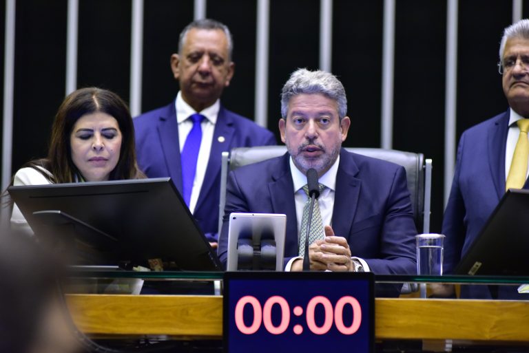 Arthur Lira preside a sessão do Plenário