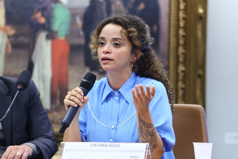 Dayana Rosa defendeu que o tratamento seja feito no SUS