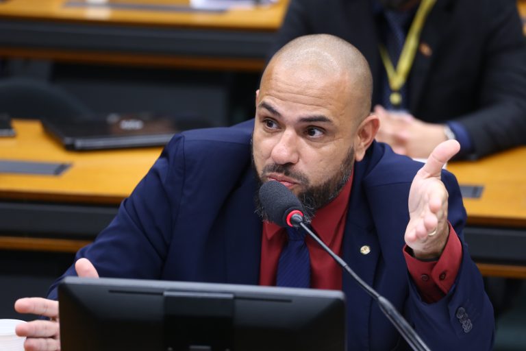 Deputado Sargento Portugal fala ao microfone