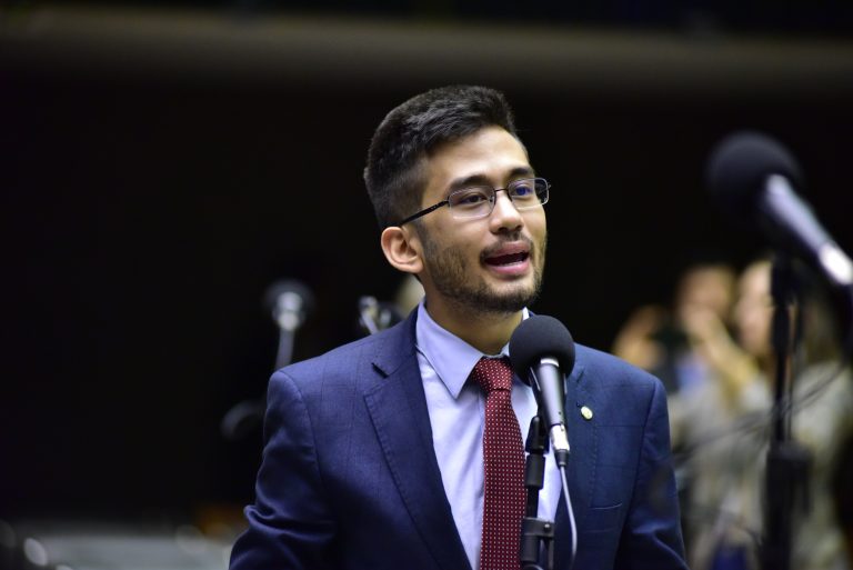 Deputado Kim Kataguiri fala ao microfone