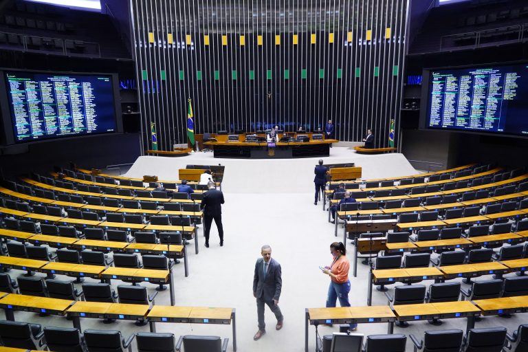 Deputados em pé no Plenário da Câmara estão conversando