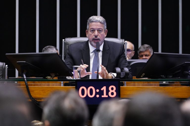 Deputado Arthur Lira fala ao microfone