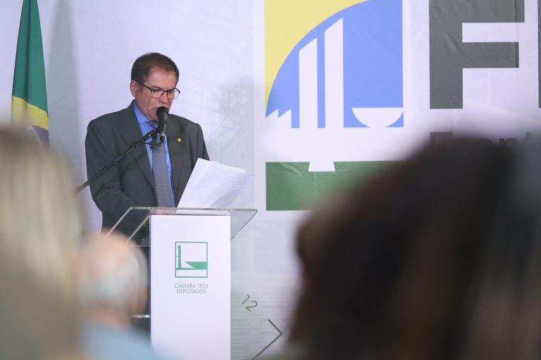 Deputado José Rocha fala ao microfone