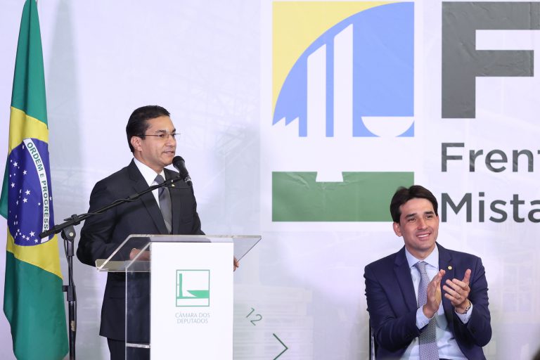 Deputado Marcos Pereira fala ao microfone