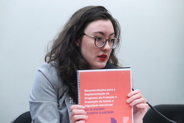 Audiência Pública - Implementação do "Programa de proteção e promoção da saúde e dignidade menstrual". Representante da Girl Up Brasil e cofundadora da Coalizão pela Dignidade Menstrual, Helena Branco